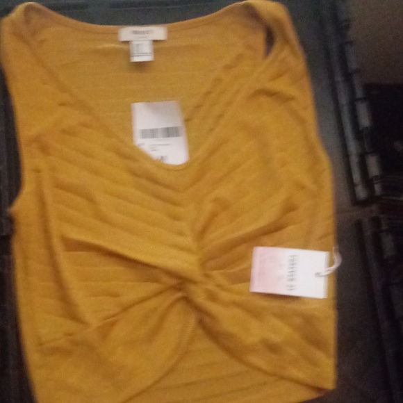 New crop top - Picture 1 of 3